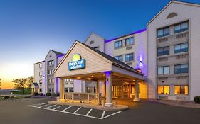 Days Inn & Suites By Wyndham Kansas City South